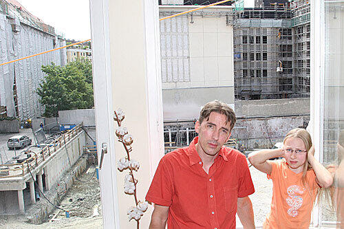Das ist so laut! Dominik Schott und seine Tochter Lea (10) schauen von ihrer Altbauwohnung aus auf eine riesige Baustelle. Auch abends wird auf dem Areal gearbeitet.