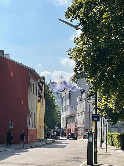 Auf dem Dach sind Hausbesetzer mit gezündeter Pyrotechnik zu sehen.