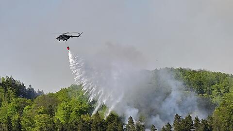 Waldbrand im Nationalpark B&ouml;hmische Schweiz: L&ouml;schhubschrauber sind im Einsatz