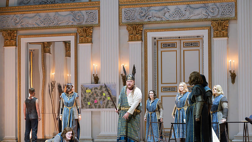 Miina-Liisa V&auml;rel&auml; (Br&uuml;nnhilde, links) und Nicholas Brownlee (Wotan) auf dem Walk&uuml;renfelsen, der hier im K&ouml;nigssaal der Staatsoper angesiedelt ist.