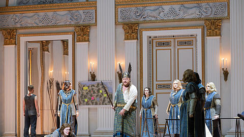Miina-Liisa V&auml;rel&auml; (Br&uuml;nnhilde, links) und Nicholas Brownlee (Wotan) auf dem Walk&uuml;renfelsen, der hier im K&ouml;nigssaal der Staatsoper angesiedelt ist.