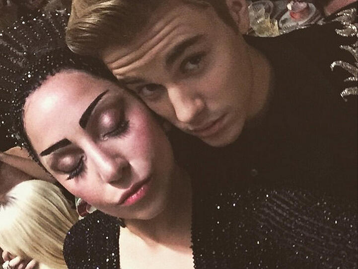 Rüpel-Sänger Justin Bieber (21) kümmert sich auch nicht besonders um Regeln. "Me and the queen", schrieb er zu seinem Bild, auf dem er mit Lady Gaga (29) kuschelt.