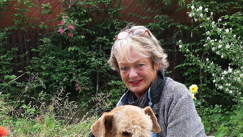 Airedale Terrier Afra hat der Biber ebenfalls gebissen. „Ein Albtraum“, sagt Besitzerin Roswitha Kitzinger. Airedale Terrier Afra hat der Biber ebenfalls gebissen. „Ein Albtraum“, sagt Besitzerin Roswitha Kitzinger.