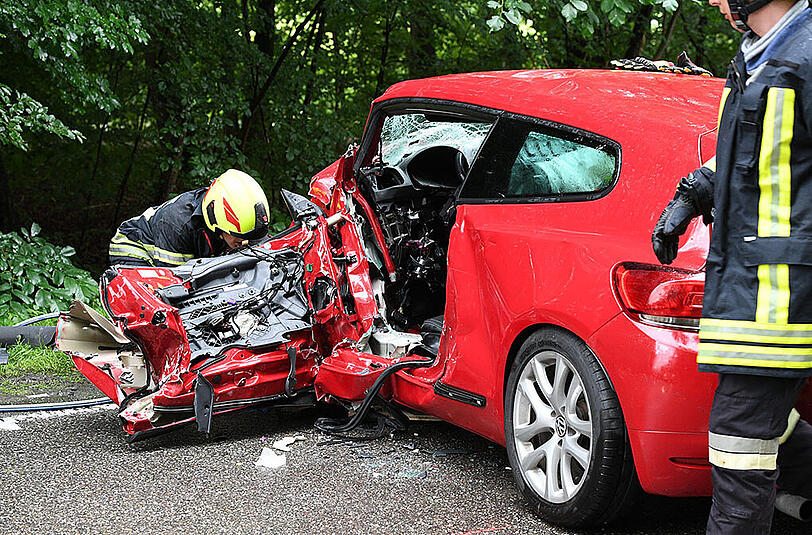 Trümmerfeld auf der Straße: Bilder vom Verkehrsunfall auf der B306 bei Siegsdorf.