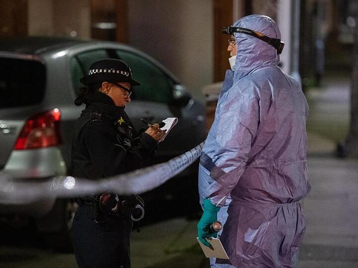 Polizisten und Forensiker am Tatort im Londoner Stadtteil Seven Kings im Einsatz.