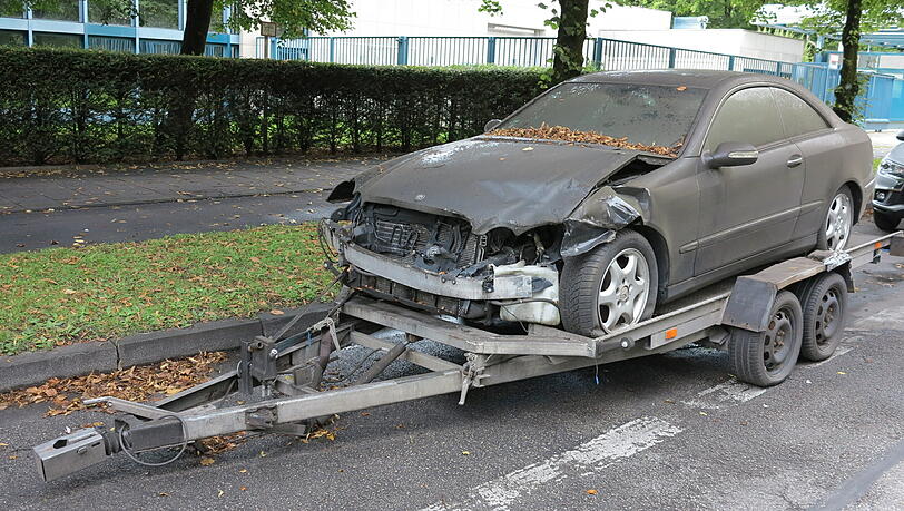 Seit etwa einem Jahr steht in die Straße hinein geparkt ein Unfall-Mercedes auf einem Anhänger mit polnischem Kennzeichen. Seit etwa einem Jahr steht in die Straße hinein geparkt ein Unfall-Mercedes auf einem Anhänger mit polnischem Kennzeichen.