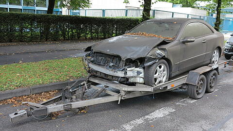 Seit etwa einem Jahr steht in die Straße hinein geparkt ein Unfall-Mercedes auf einem Anhänger mit polnischem Kennzeichen.