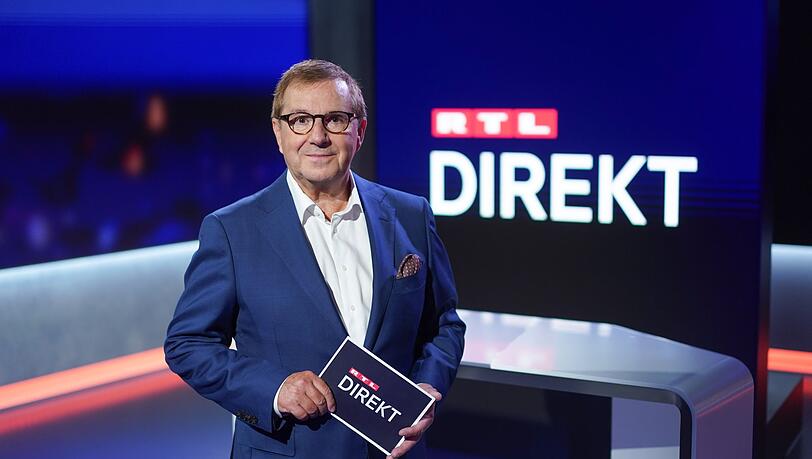 Der Moderator Jan Hofer steht im Studio der Nachrichtensendung "RTL Direkt". Am Dienstag (2. April) wurde seine Moderation allerdings von Störgeräuschen überschattet.