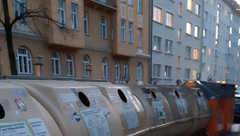 „So sieht’s oft in West-Schwabing aus – hier die Sammelcontainer in der
Herzogstraße“, schreibt uns AZ-Leser Rudi Knauss zu seinem Foto.