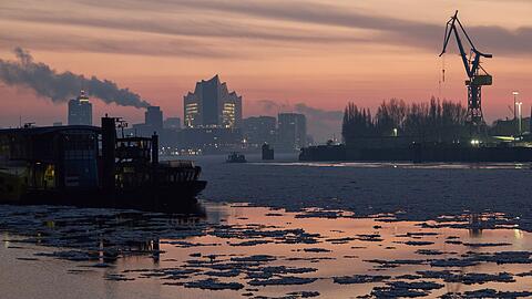 Die Hamburger Feuerwehr hat einen Toten aus der Elbe geborgen. (Symbolbild)