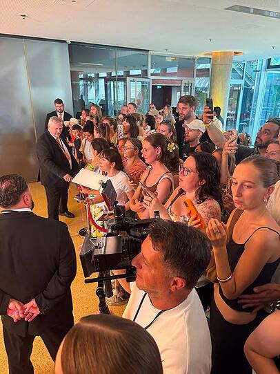 Der Fan-Andrang war bei der "Minions & Monsters"-Premiere hoch, viele wollten einen Blick auf die Kaulitz-Br&uuml;der werfen.