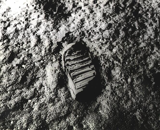Als Neil Armstrong den ersten Schritt auf dem Mond machte, sagte er: &bdquo;That's one small step for (a) man, one giant leap for mankind!&ldquo; (deutsch: &bdquo;Das ist ein kleiner Schritt für einen Menschen, aber ein großer Sprung für die Menschheit!&ldquo;)