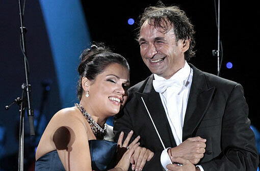 Der Dirigent Marco Armiliato und die russische Sopranistin Anna Netrebko umarmen sich auf dem Königsplatz.