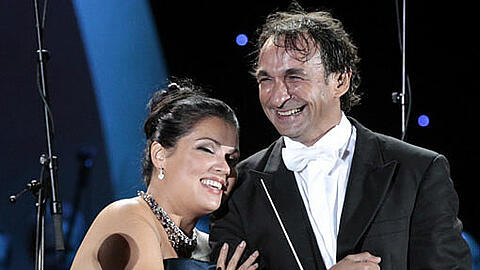 Der Dirigent Marco Armiliato und die russische Sopranistin Anna Netrebko umarmen sich auf dem Königsplatz.