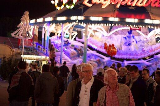Weihnachtsmarktfeeling im Herbst: Auf der Wiesn kann es sein, dass "Last Christmas" erschallt.