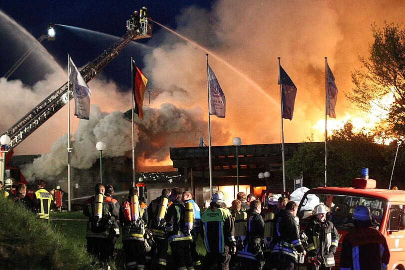 350 Feuerwehrleute aus drei Landkreisen sind im Einsatz.