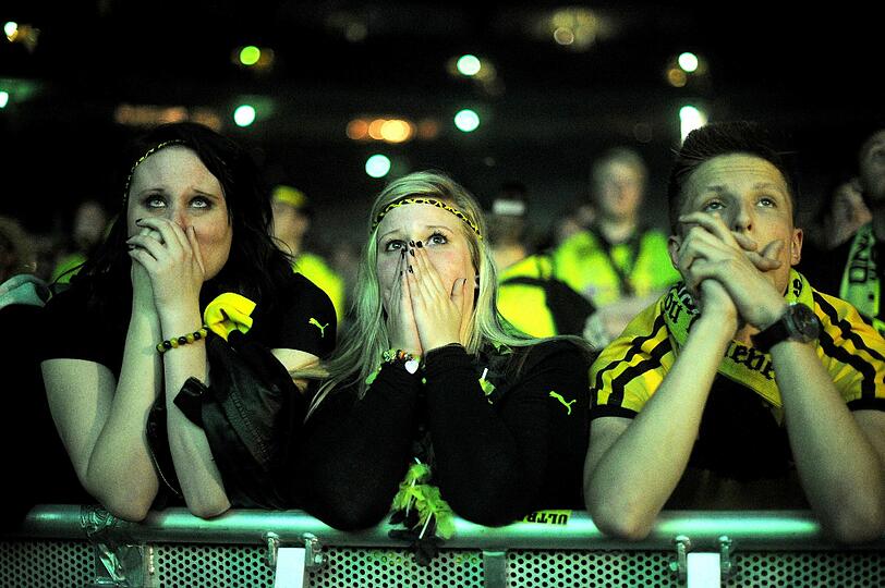 Traurig und niedergeschlagen: Die Fans des BVB sahen ein großartiges Spiel ihrer Mannschaft. Aber Arjen Robben machte in der 89. Minute mit dem Siegtreffer alle gelben Träume zunichte. Die Bilder von der Fanmeile in Dortmund.