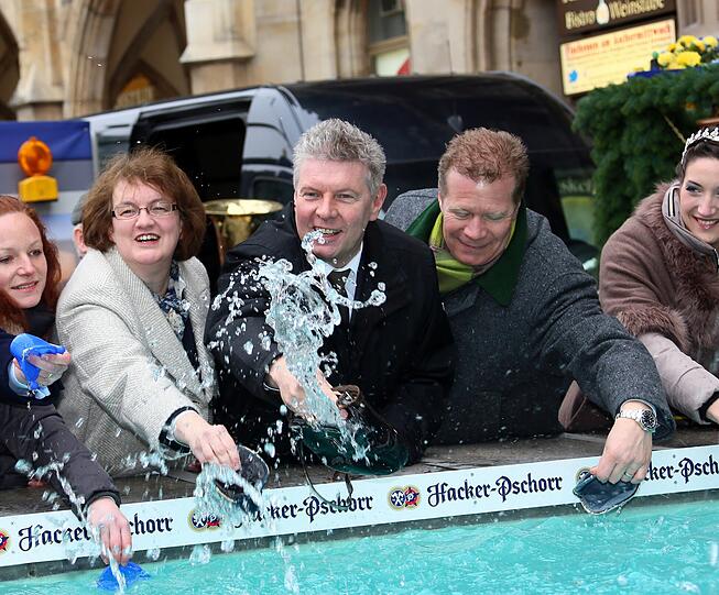 Dieter Reiter lässt's beim Geldbeutel-Waschen krachen: Die spritzigen Bilder...