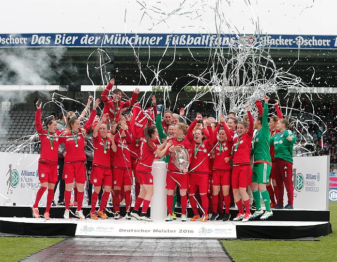 Ausgelassen feierten die Frauen des FC Bayern ihre Titelverteidigung im Grünwalder Stadion. Die Bilder!