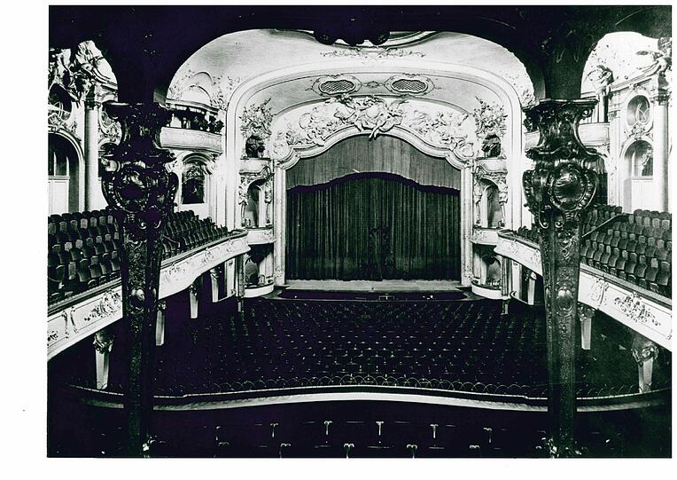 1939: Das Theater gleicht einem Palast.