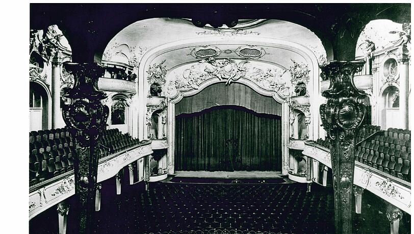 1939: Das Theater gleicht einem Palast. 1939: Das Theater gleicht einem Palast.