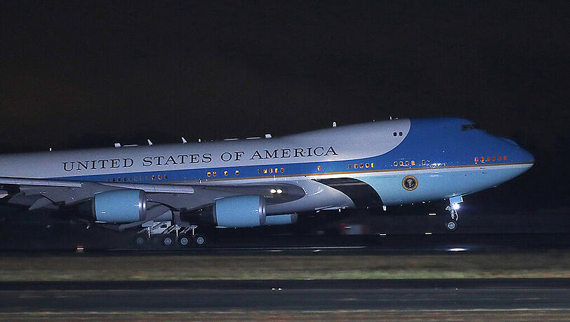 US-Präsident Barack Obama trifft auf dem Flughafen Berlin Tegel ein. Er hält sich zu einem dreitägigen Besuch in Deutschland auf. US-Präsident Barack Obama trifft auf dem Flughafen Berlin Tegel ein. Er hält sich zu einem dreitägigen Besuch in Deutschland auf.