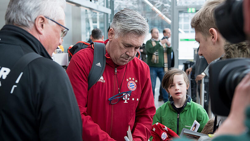 Der FC Bayern ist am Dienstagvormittag mit knapp einstündiger Verspätung in sein nicht unumstrittenes Trainingslager in Katar aufgebrochen. Nicht dabei ist Weltmeister Jerome Boateng, der sich im Dezember einer Operation im rechten Brustmuskel hatte unterziehen müssen.