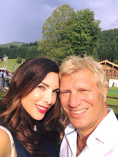 Moderatorin Alexandra Polzin (mit Sportkommentator Gerhard Leinauer verheiratet): &bdquo;Mein Mann ist leidenschaftlicher Surfer! Ich bevorzuge es jedoch, wenn er Windsurfen geht. Oft habe ich Angst um die Surfer am Eisbach. Es sieht doch ziemlich gefährlich aus."