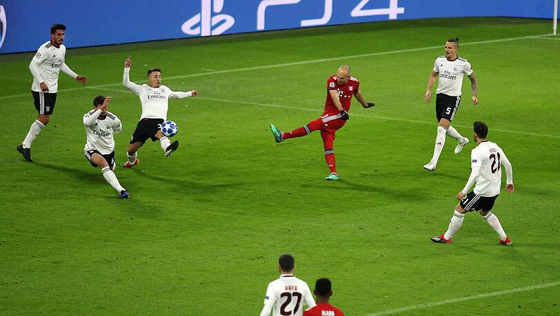 Sein bislang letzter Auftritt im Bayern-Dress: Gegen Benfica Lissabon gelingen Arjen Robben (M.) zwei Treffer. Sein bislang letzter Auftritt im Bayern-Dress: Gegen Benfica Lissabon gelingen Arjen Robben (M.) zwei Treffer.