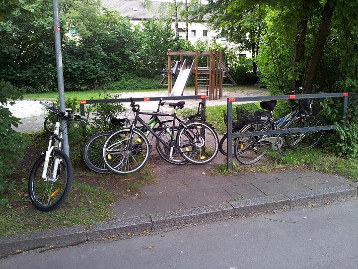 Räder blockieren den Eingang. Für Kinderwagen ist kein Platz.