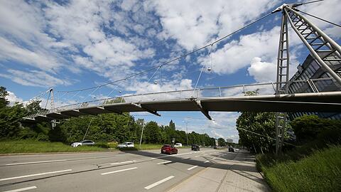Ein Hingucker! Geschwungene Fußgängerbrücke über den Ring.