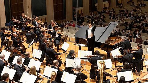 Philippe Jordan, der Pianist François-Frédéric Guy und das Symphonieorchester des Bayerischen Rundfunks im Herkulessaal.