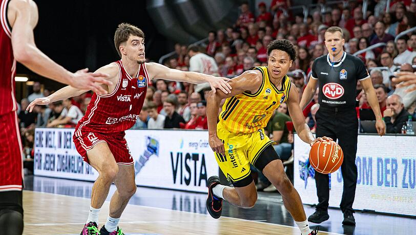 Alba-Youngster Jack Kayil im Duell mit Bambergs Zach Ensminger
