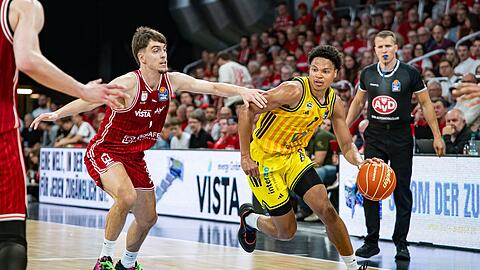 Alba-Youngster Jack Kayil im Duell mit Bambergs Zach Ensminger