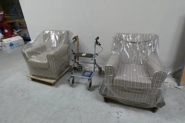 Diese in Folie verpackte Sitzgruppe mit Rollator ist als &bdquo;Rentner Starter Kit&ldquo; im Angebot.