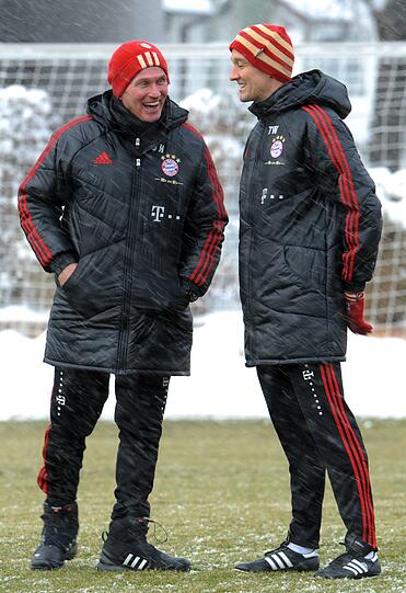 Im Breisgau wollen Coach Heynckes und der Rekordmeister am Samstag die positive Stimmung weiter mitnehmen und Tabellenführer Dortmund mit einem Dreier auf den Fersen bleiben.