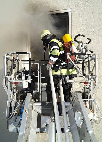 Sedanstraße:
Schwarzer Rauch dringt aus einem Apartment in der Sedanstraße. 20 Minuten nach Ankunft kann der Einsatzleiter &bdquo;Feuer aus&ldquo; melden. Der 35-jährige Mieter ist nicht anwesend. Nachbarn, die sich selbst in Sicherheit gebracht haben, können wieder in ihre Wohnungen zurückkehren. Der Schaden beträgt rund 50.000 €.