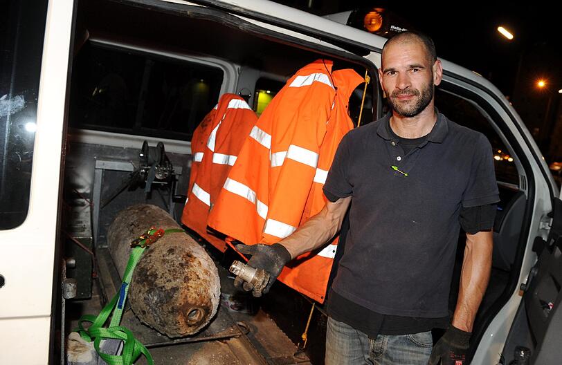 Der Sprengmeister vor der Fliegerbombe, die in der Landsbergerstraße gefunden wurde.