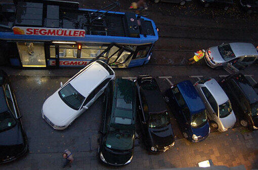 Ein 39-Jähriger fährt rückwärts aus seiner Hauseinfahrt und bemerkt die Trambahn nicht. Es kommt zum heftigen Crash. Das Auto wird gegen zwei parkende Wagen gedrückt.