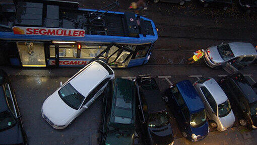 Ein 39-Jähriger fährt rückwärts aus seiner Hauseinfahrt und bemerkt die Trambahn nicht. Es kommt zum heftigen Crash. Das Auto wird gegen zwei parkende Wagen gedrückt. Ein 39-Jähriger fährt rückwärts aus seiner Hauseinfahrt und bemerkt die Trambahn nicht. Es kommt zum heftigen Crash. Das Auto wird gegen zwei parkende Wagen gedrückt.