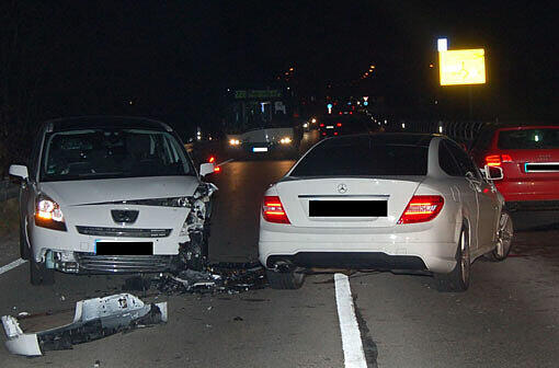 Die Beteiligten wurden nur leicht verletzt. Wirklich Schaden bei diesem Crash nahmen vor allem die Fahrzeuge.