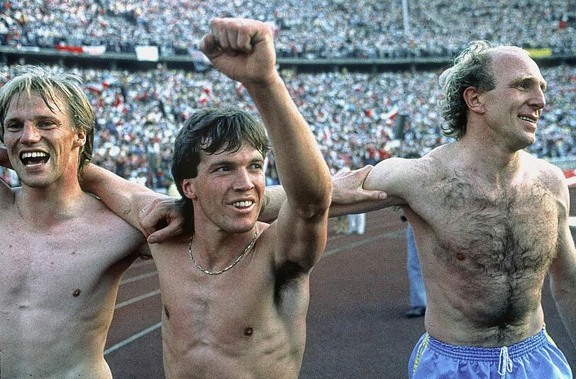Bayern-Jubel nach dem Pokalfinale 1986: (v.l.) Hans Pflügler, Lothar Matthäus und Dieter Höneß. Die Bayern gewannen damals mit 5:2 (2:0).