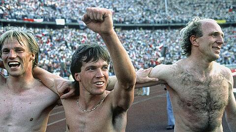 Bayern-Jubel nach dem Pokalfinale 1986: (v.l.) Hans Pflügler, Lothar Matthäus und Dieter Höneß. Die Bayern gewannen damals mit 5:2 (2:0).