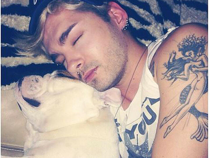 Unter den deutschen Promis tut sich vor allem Tokio-Hotel-Sänger Bill Kaulitz (25) als Tattoo-Liebhaber hervor. Nicht nur sein linker Arm, auch seine Brust ist mit bunten Tattoos verziert.