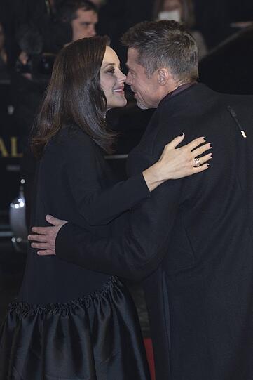 Zärtliche Umarmungen: Brad Pitt und seine Schauspielkollegin Marion Cotillard.