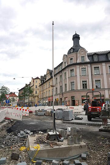 Die Mariensäule wird dann natürlich wieder in Pasings Mitte stehen, dort wo jetzt der Metallstab steht.
