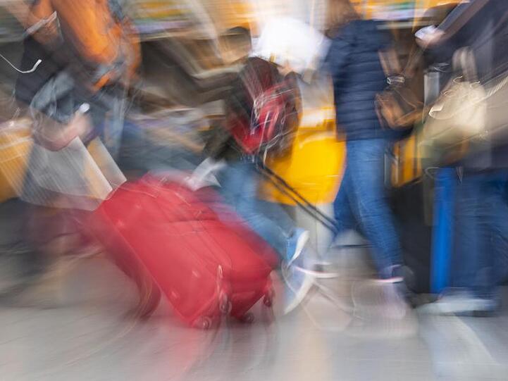 Die Osterferien haben begonnen: Am Frankfurter Flughafen herrscht dichtes Gedränge.