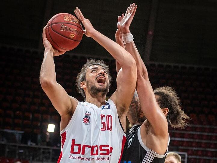 Assem Marei (l) steht mit Brose Bamberg im BBl-Viertelfinale.