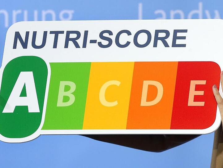 Die Discounter Aldi und Lidl kündigten an, die freiwillige Kennzeichnung für Teile ihrer Eigenmarken einführen zu wollen.