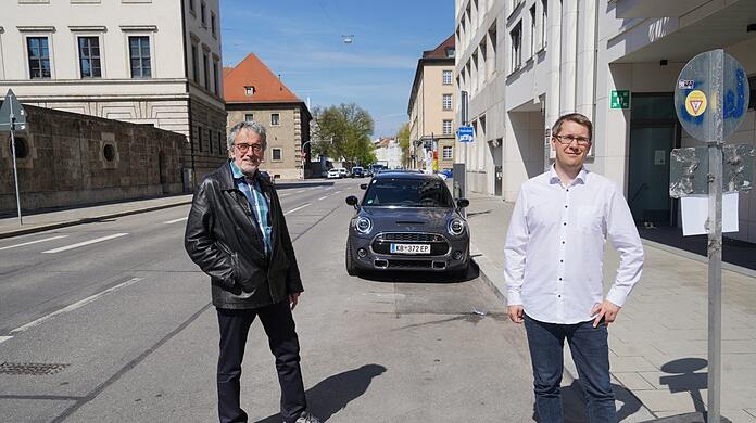 Wolfgang Püschel (SPD) und Philippe Louis (Grüne) stehen auf der Oettingenstraße auf der Spur, die in Richtung Süden aufgelöst werden soll. Foto: Daniel von Loeper